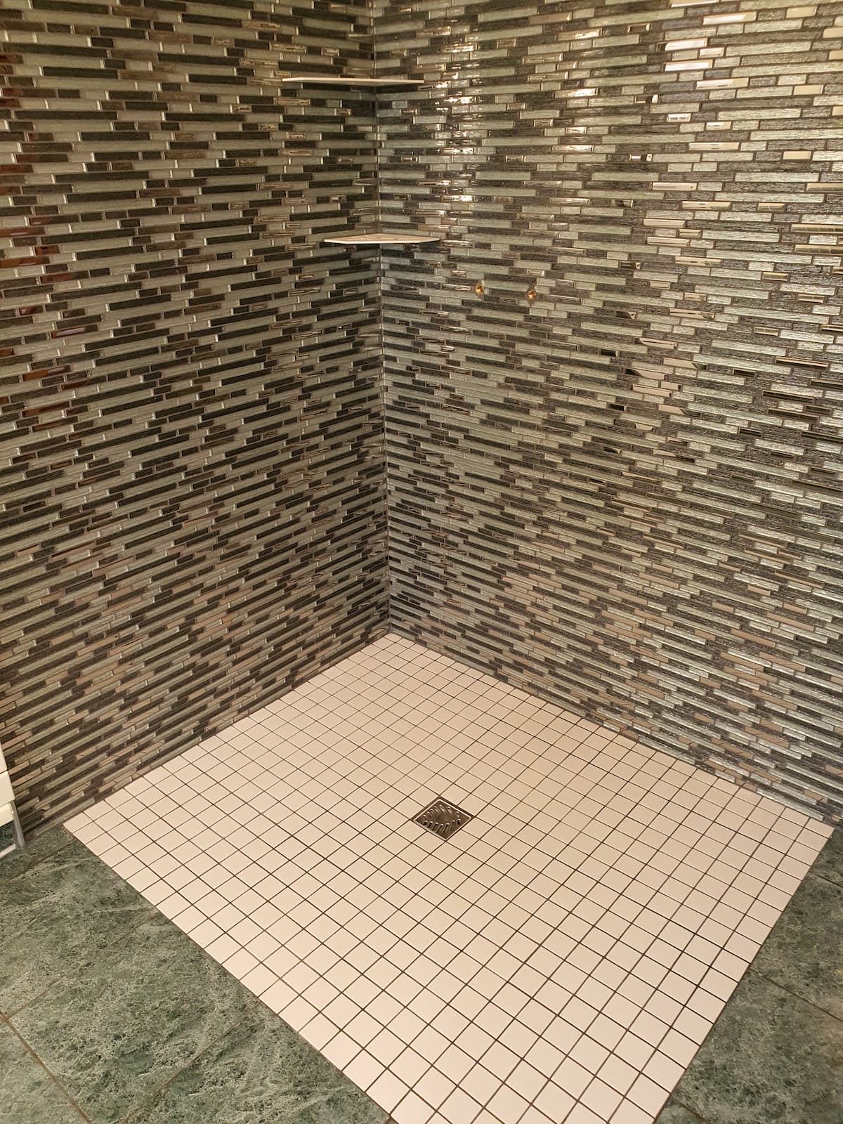 Contour de piscine antidérapant, carrelage extérieur à Mignères (45)