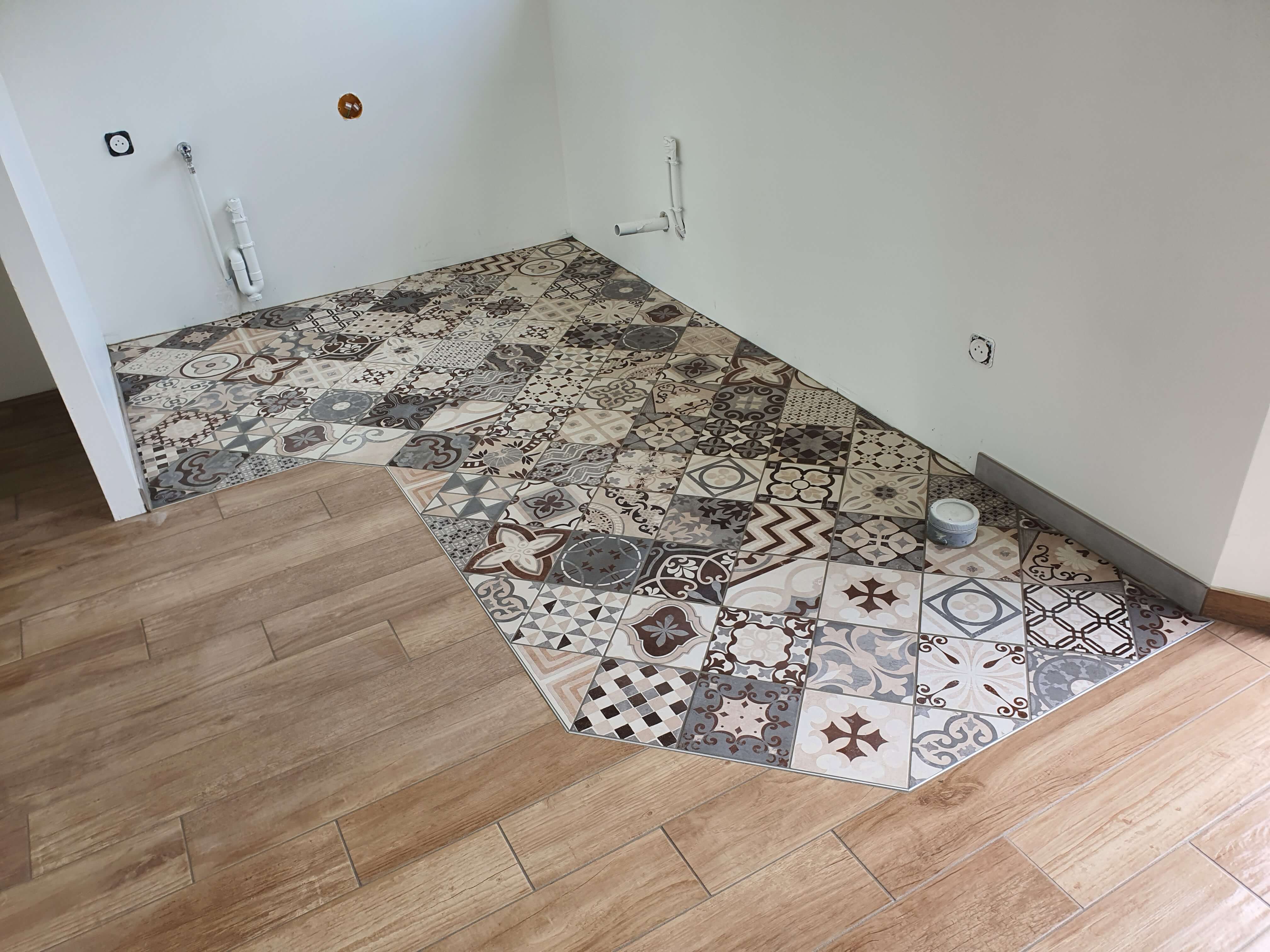 Cuisine moderne effet béton, carrelage posé par SARL Da Silva José