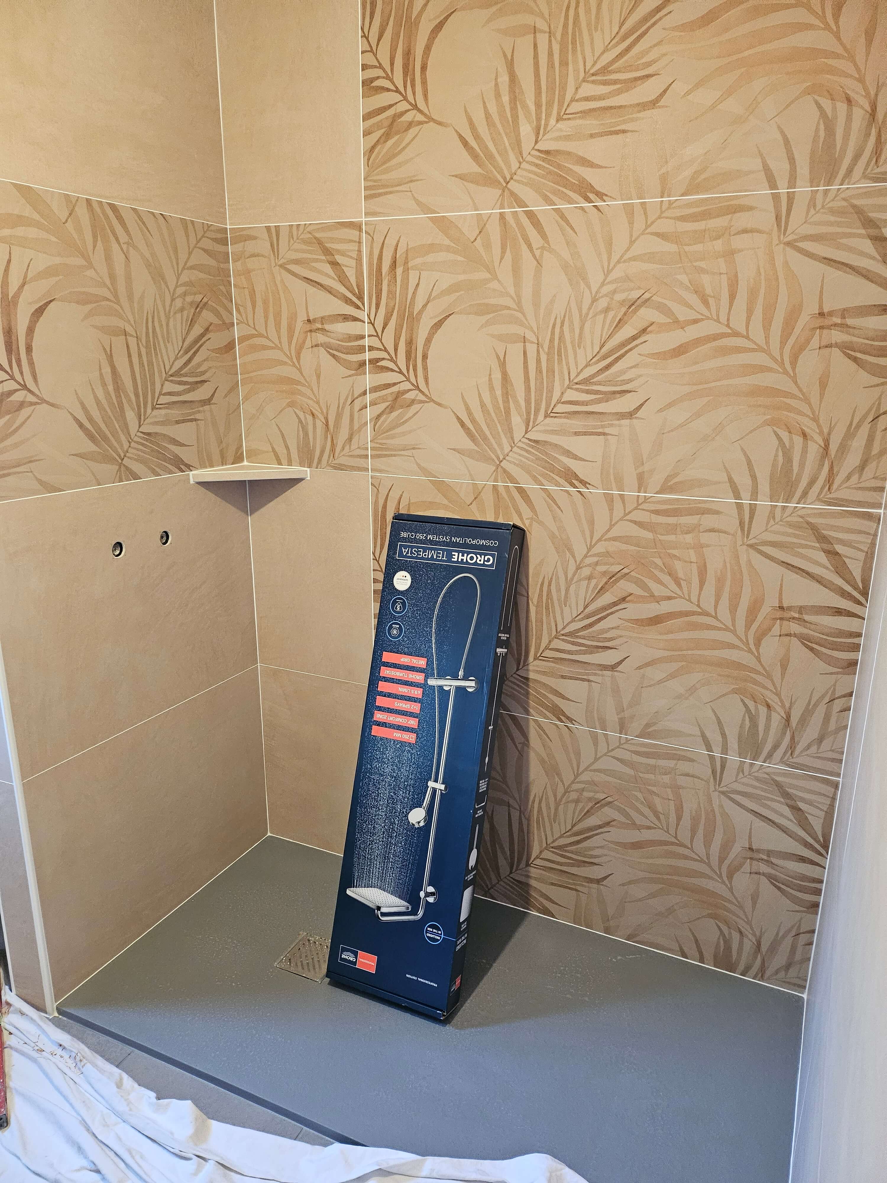 Salle de bain design épuré noir et blanc, réalisation SARL Da Silva José